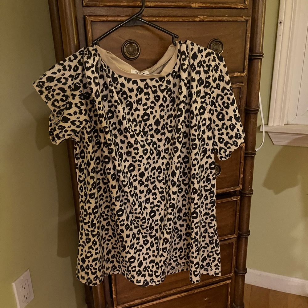 Casual leopard printed top.